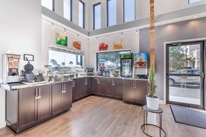 Free daily on-the-go breakfast - Quality Inn Daytona Speedway I-95 (Daytona Beach)