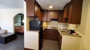 Coffee/tea maker, fridge, microwave, stovetop - MorningSide Inn (Houston)