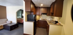 Refrigerador, microondas, placa de cocina, cafetera/tetera