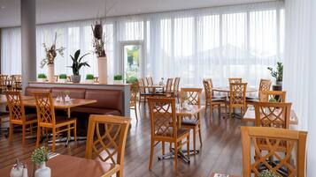 Desayuno buffet (EUR 14.5 por persona)