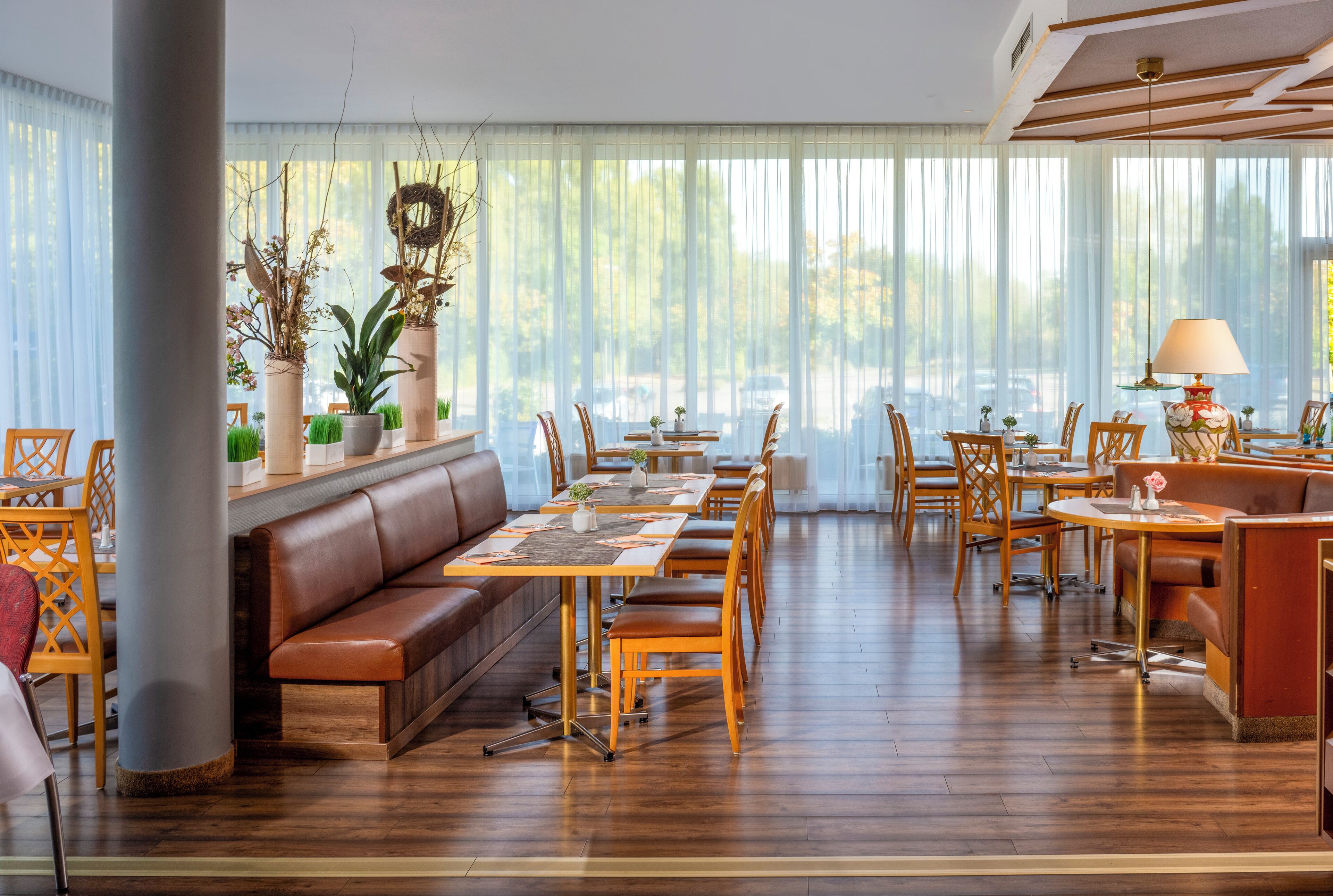 Se sirven almuerzos y cenas, restaurante con mesas al aire libre 