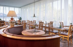 Lunch, dinner, brunch served; international cuisine, al fresco dining 