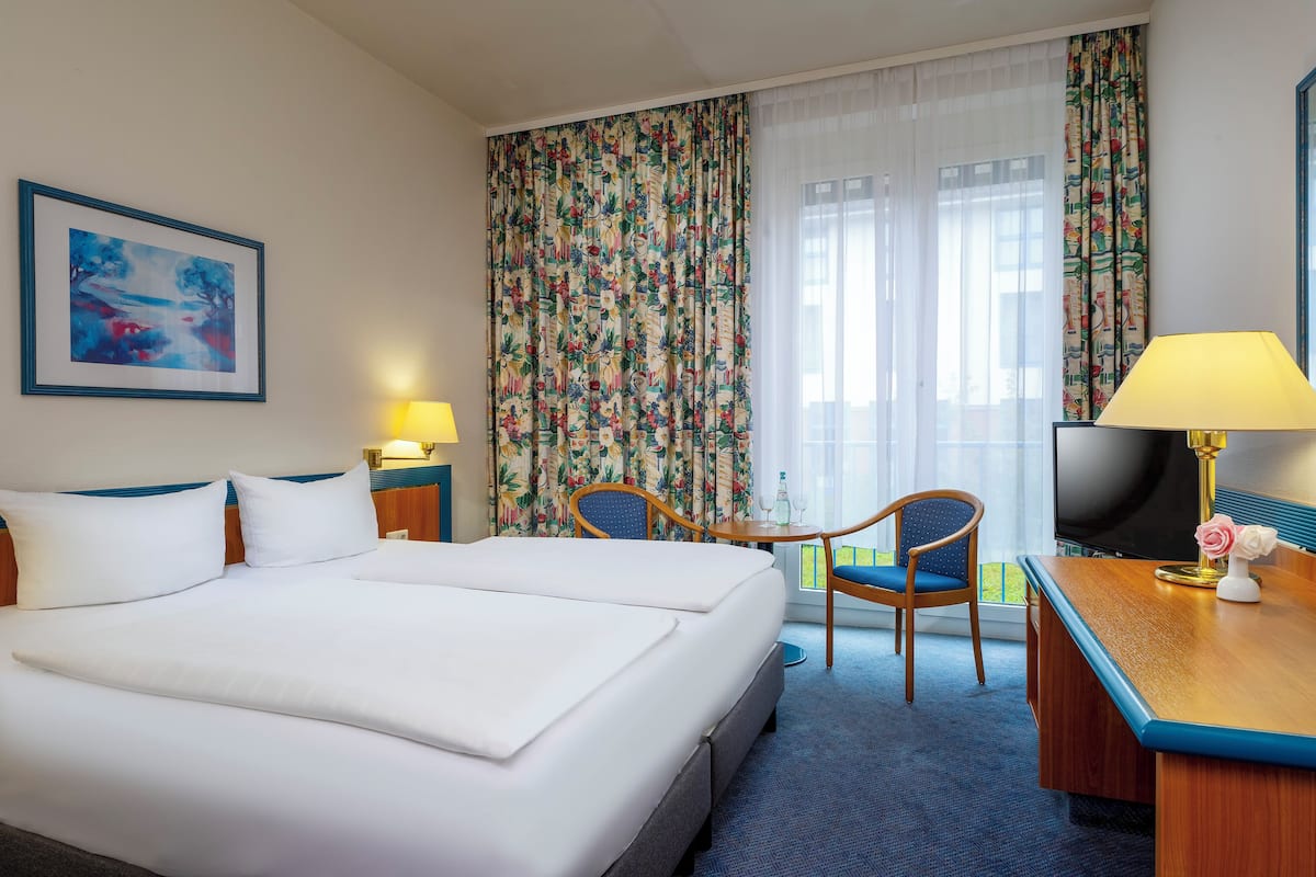 Standard Double Room | In-room safe, desk, blackout drapes, soundproofing