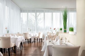Déjeuner, dîner et brunch servis sur place