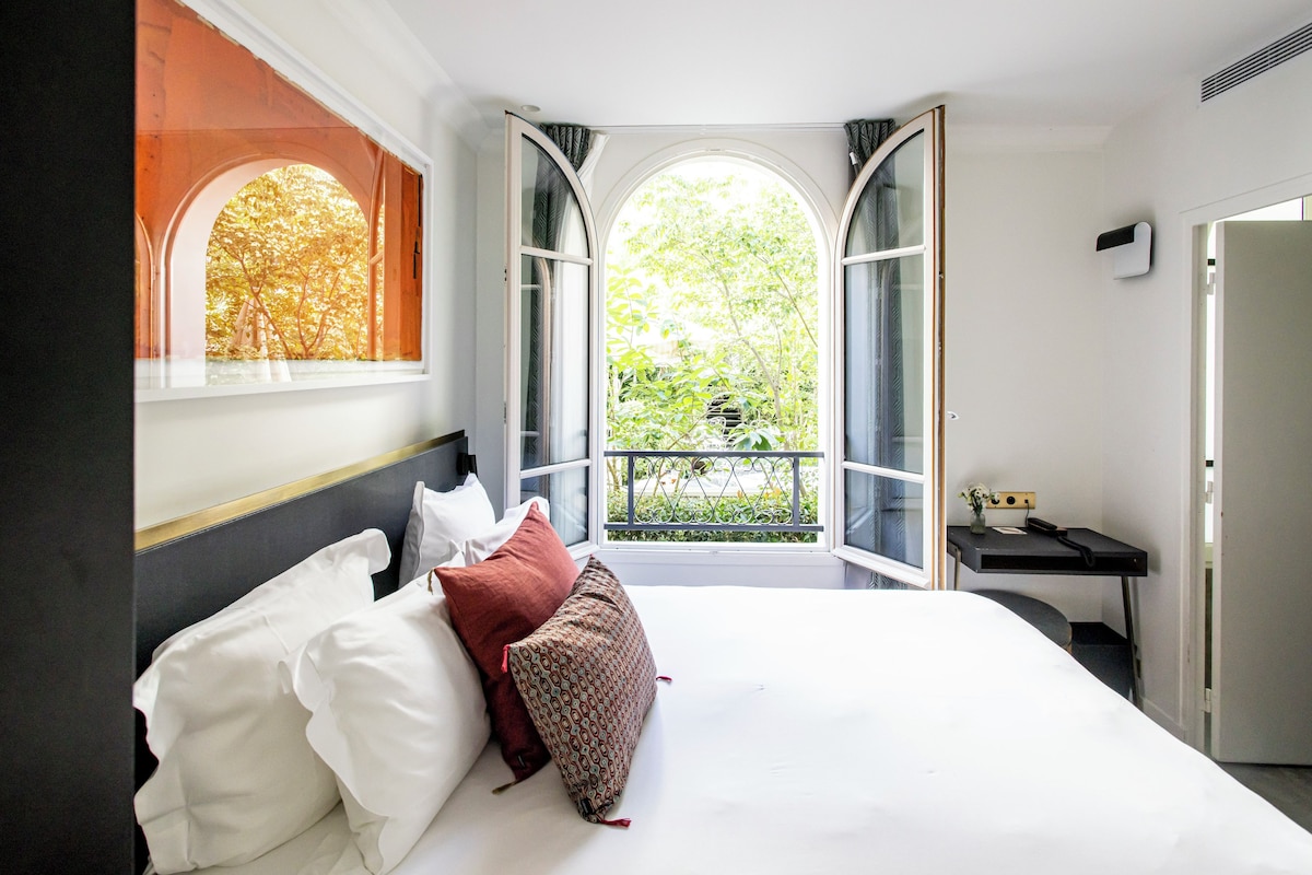 Ropa de cama de alta calidad y minibar 