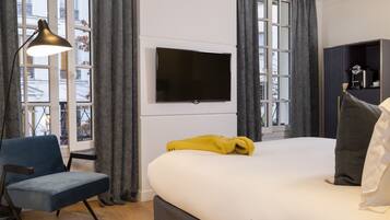 Minibar, caja de seguridad en la habitación y escritorio