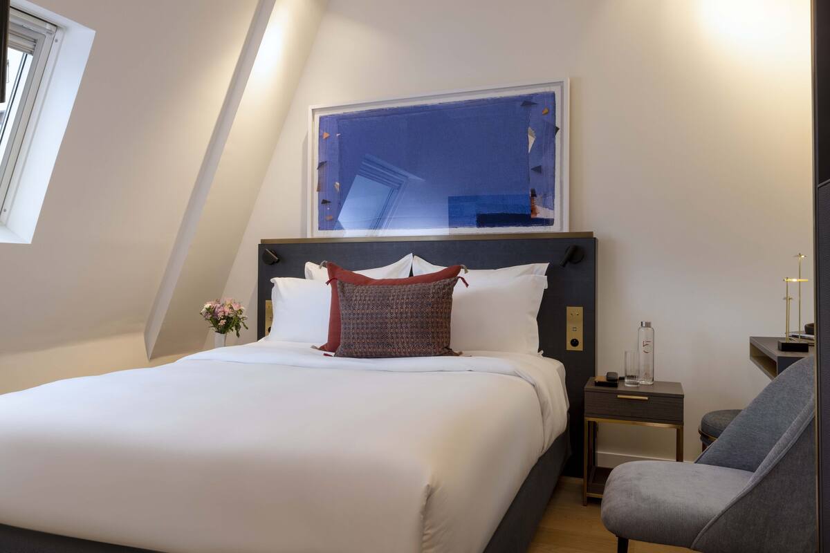 Phòng truyền thống | Minibar, két bảo mật tại phòng, bàn 