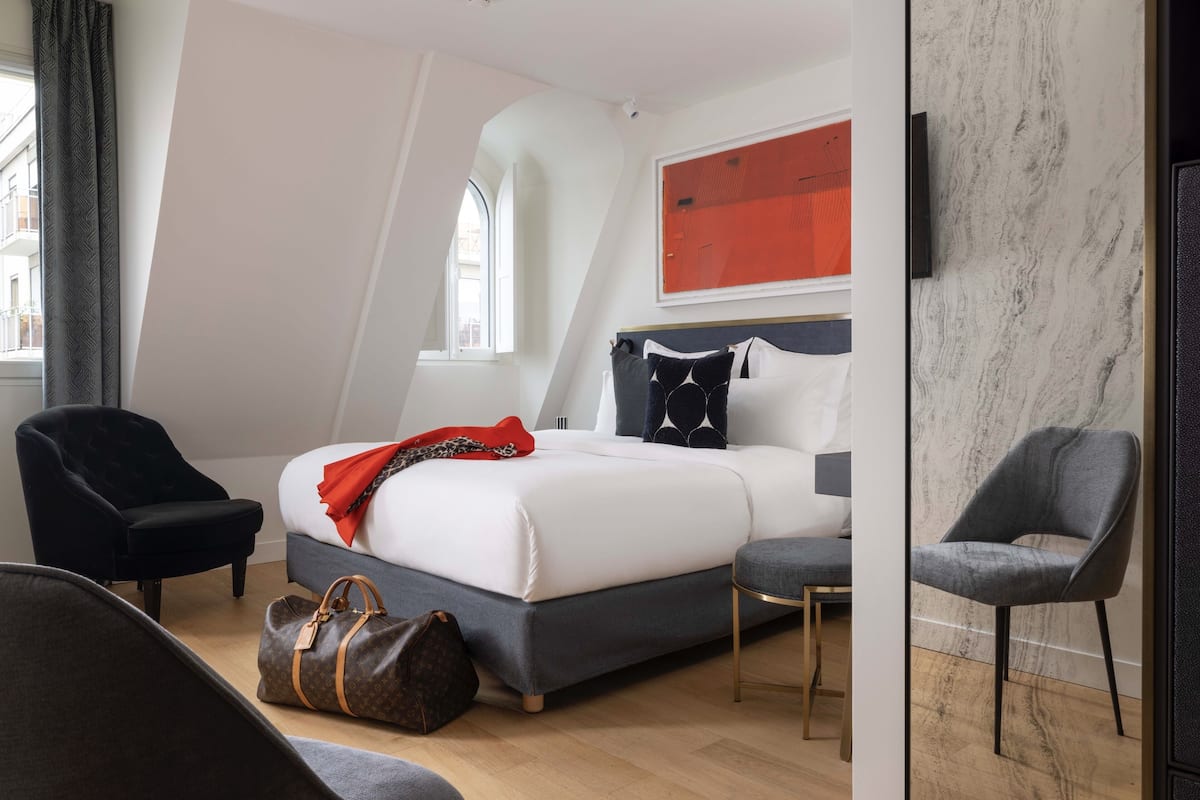 Chambre Classique | Minibar, coffres-forts dans les chambres, bureau