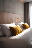 华丽双人房或双床房 | 防过敏的被褥、客房内保险箱、笔记本电脑工作区、遮光窗帘