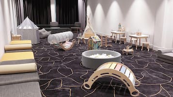 Zona de juegos infantil cubierta