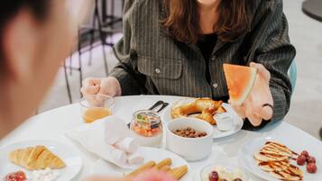 Päivittäinen buffetaamiainen (360 CZK per henkilö)