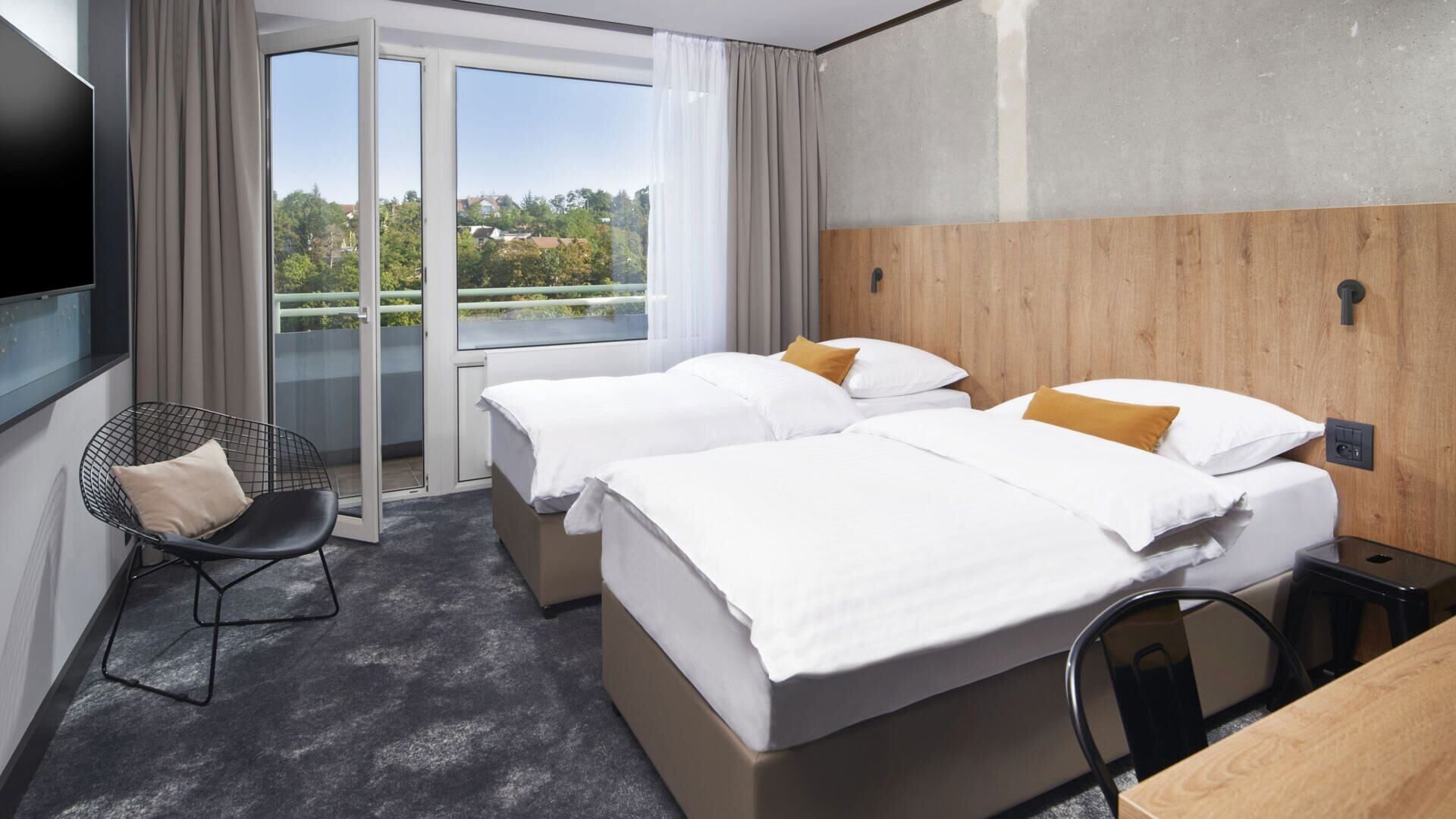 Hypo-allergenic bedding, in-room safe, laptop workspace