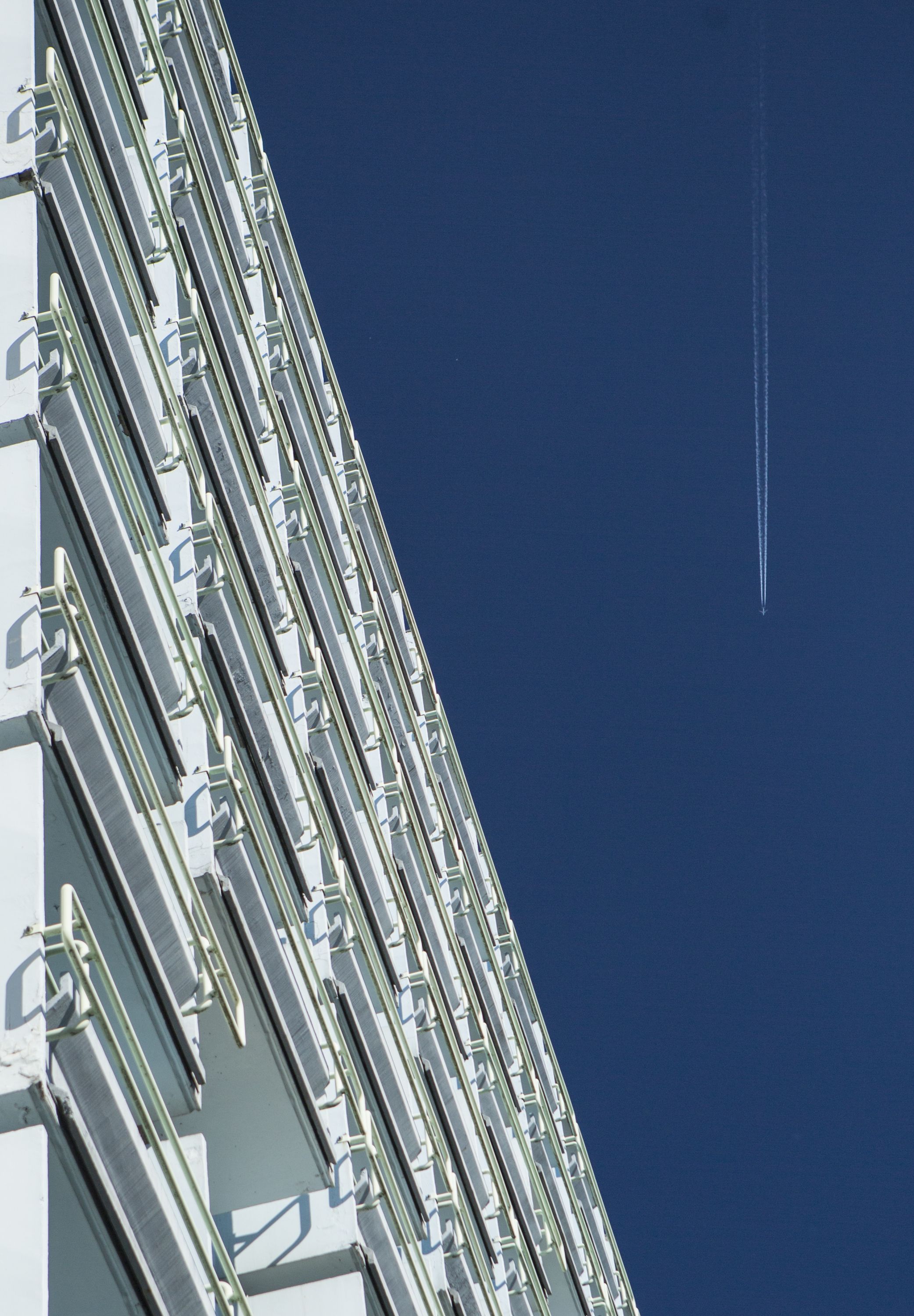 Un edificio con varias ventanas y cielo despejado.