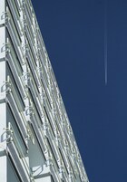 Un edificio con varias ventanas y cielo despejado.