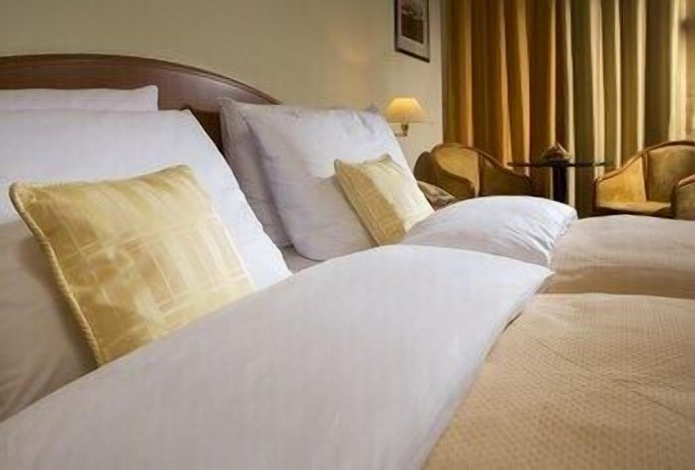 Ropa de cama hipoalergénica y caja de seguridad en la habitación 