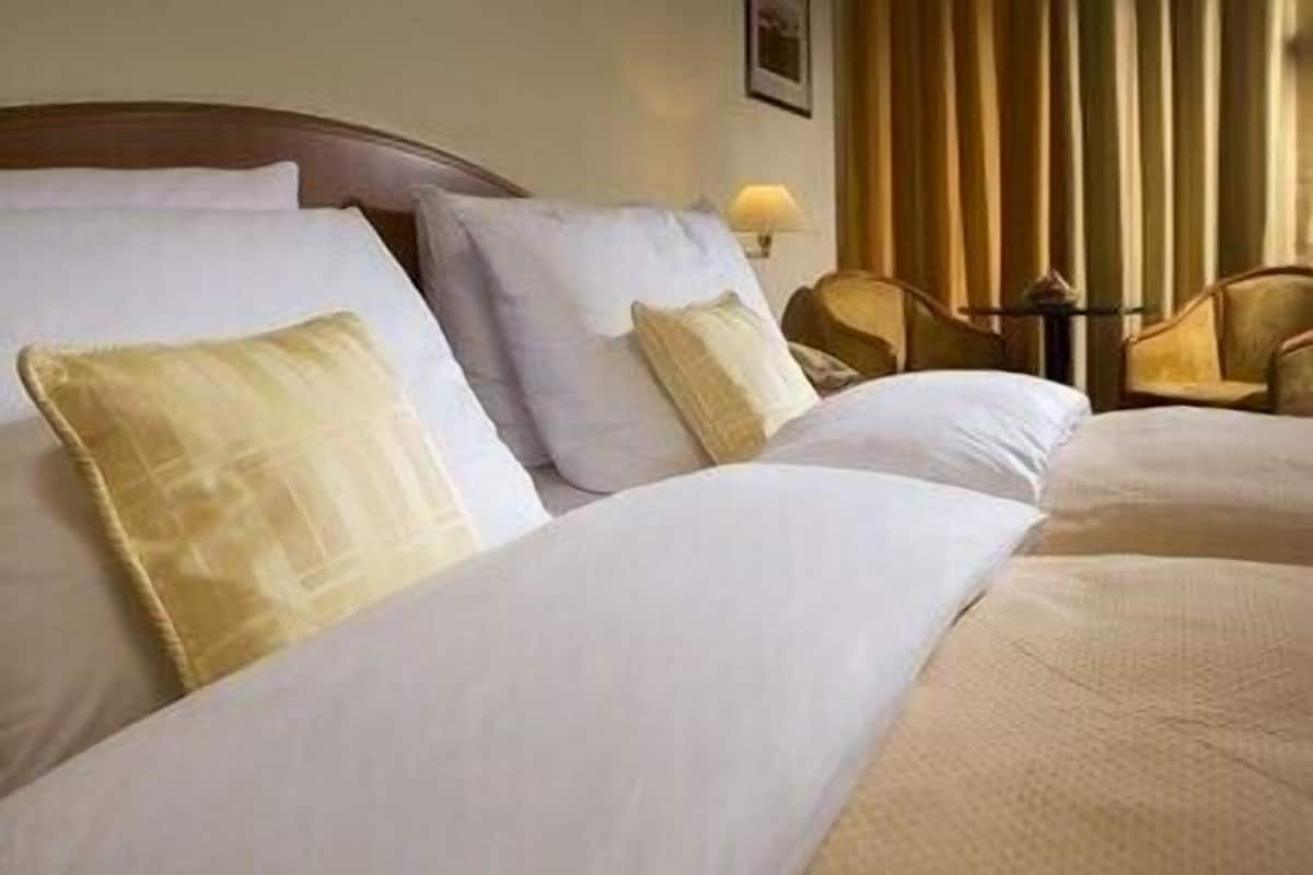 Hypo-allergenic bedding, in-room safe, laptop workspace