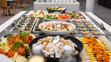 Se ofrece un desayuno bufé (360 CZK por persona)