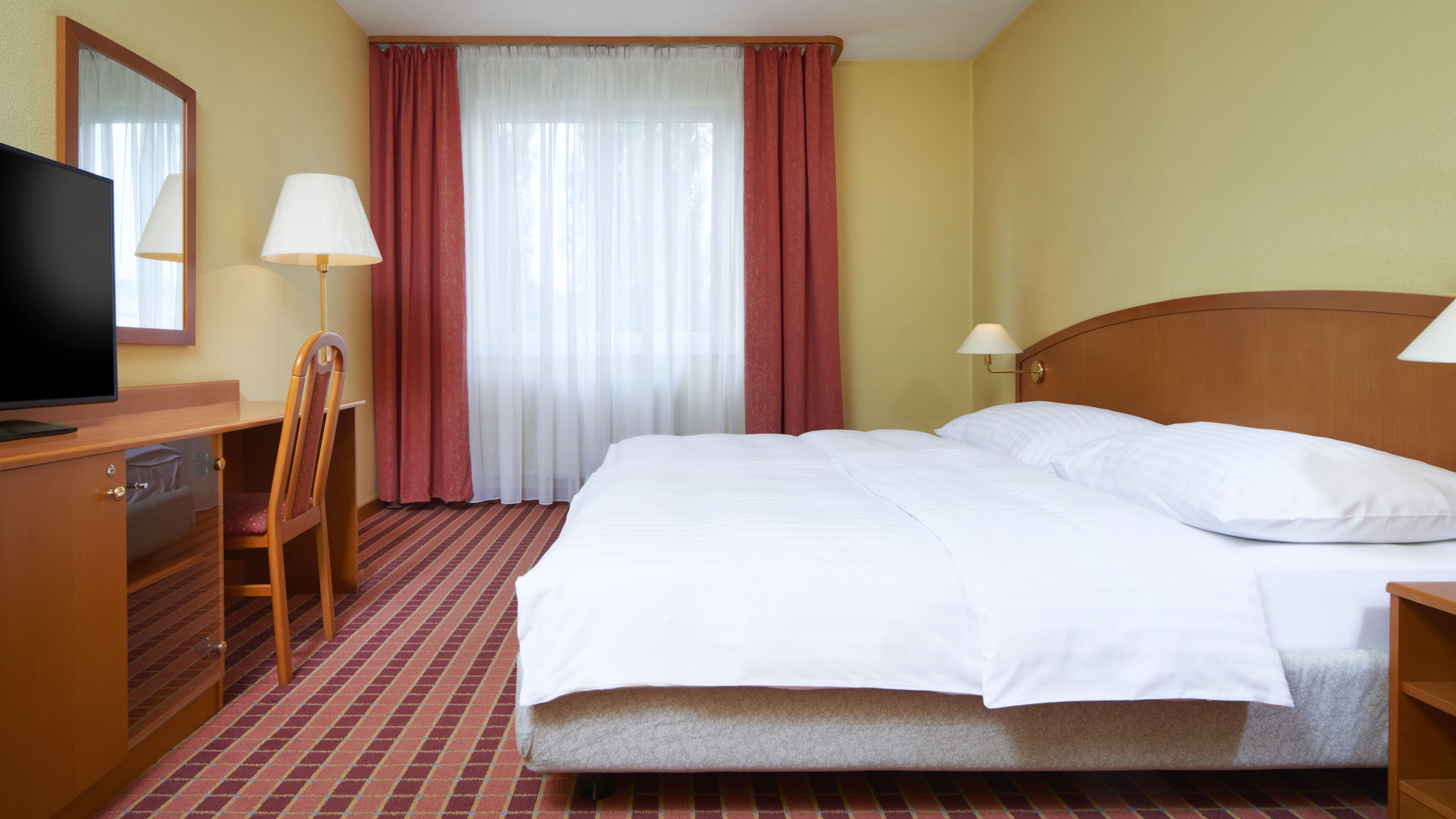 Ropa de cama hipoalergénica y caja de seguridad en la habitación 