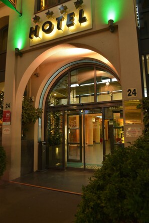 Front of property – evening/night - Opera Cadet Hotel (Paris)