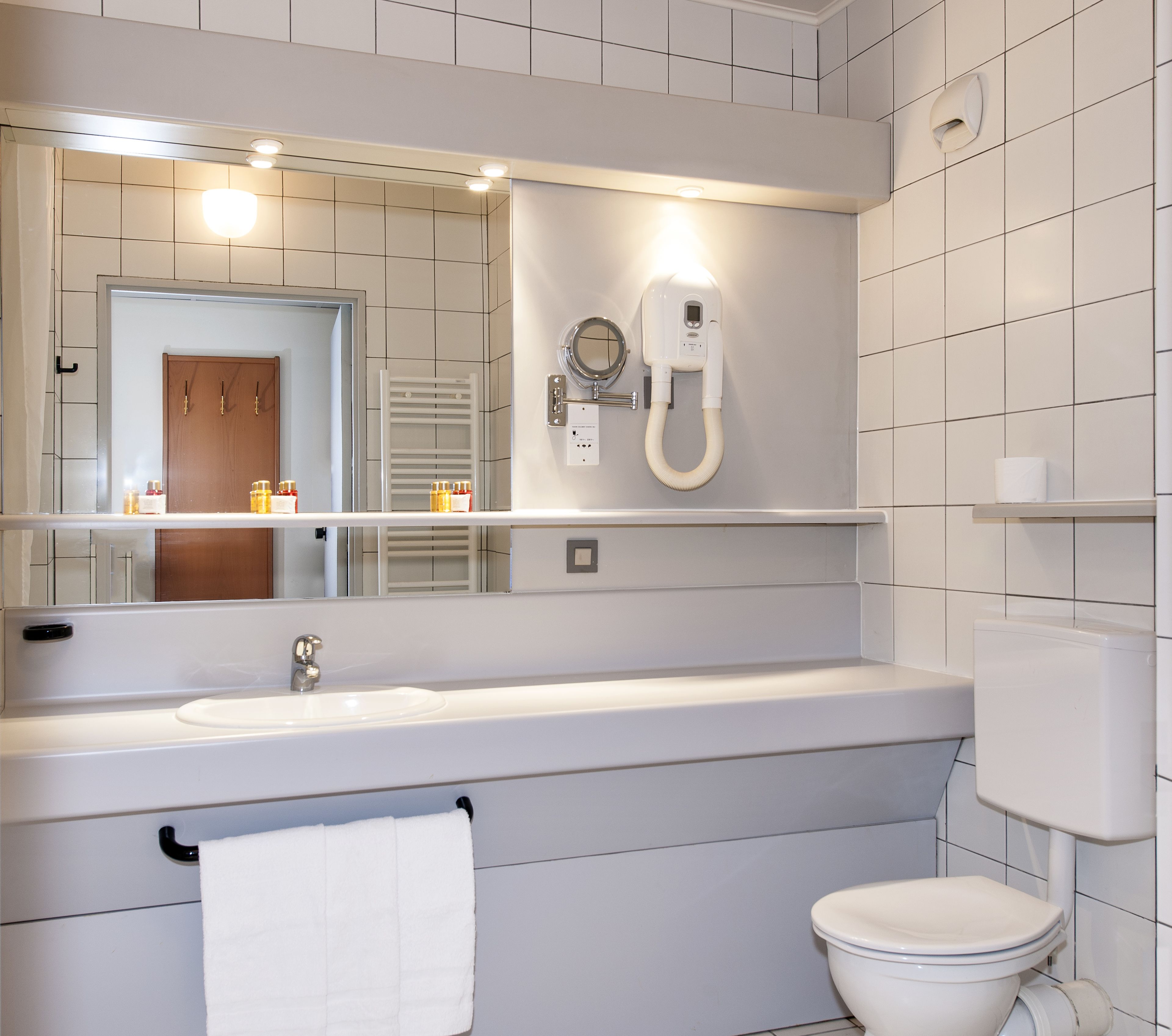 combined shower/bathtub, hair dryer, towels