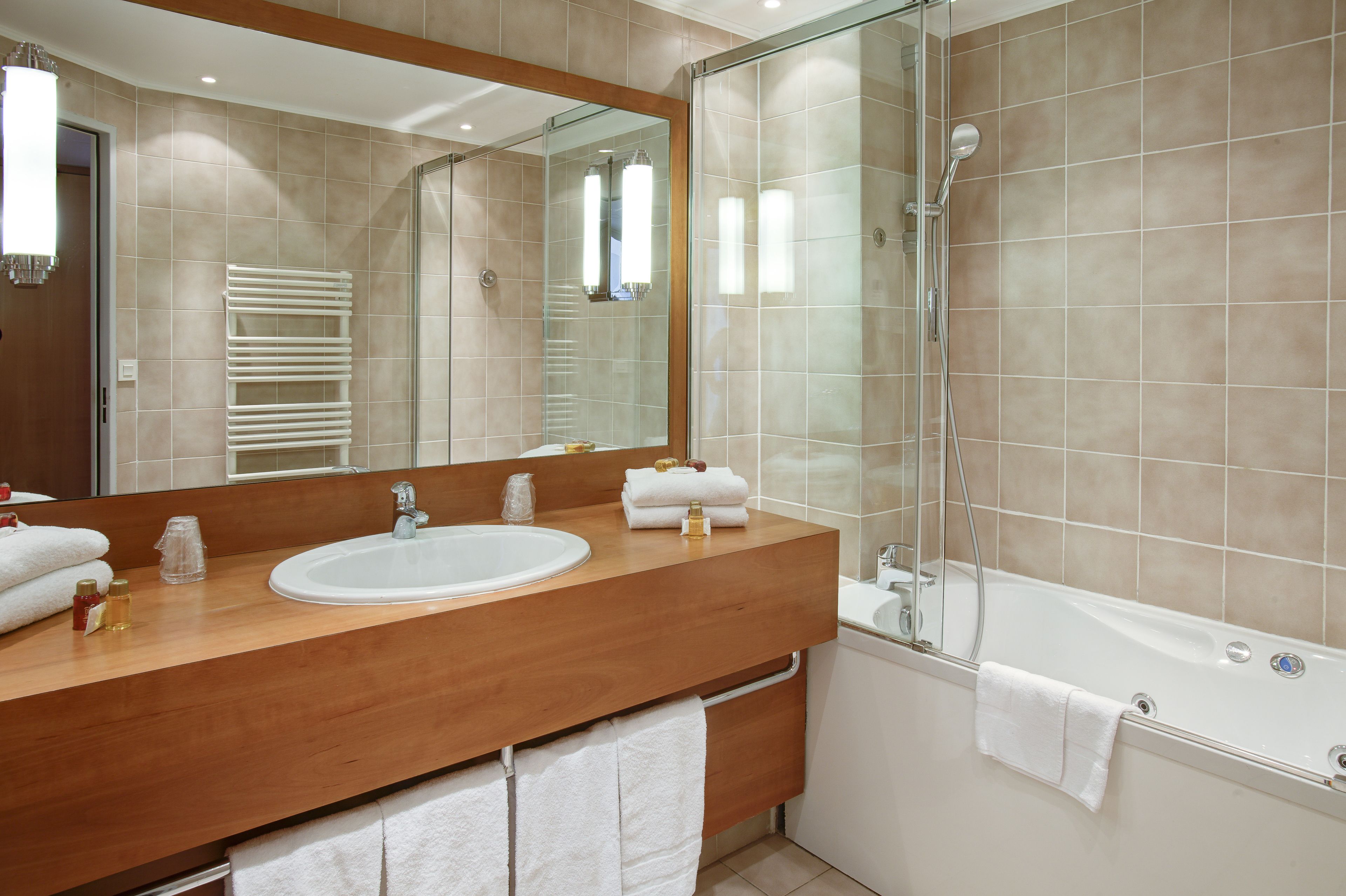 suite | bathroom | combined shower/bathtub, hair dryer, towels