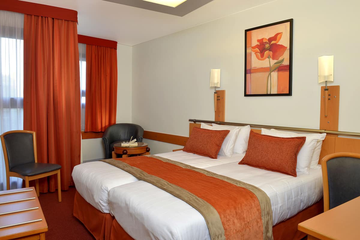 Standard Twin Room | Minibar, in-room safe, soundproofing, iron/ironing board