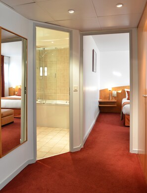 Suite | Minibar, in-room safe, soundproofing, iron/ironing board