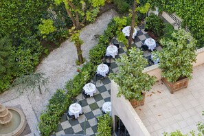 Outdoor dining - Opera Cadet Hotel (Paris)