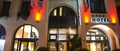 Vista frontal de la propiedad por la tarde o noche