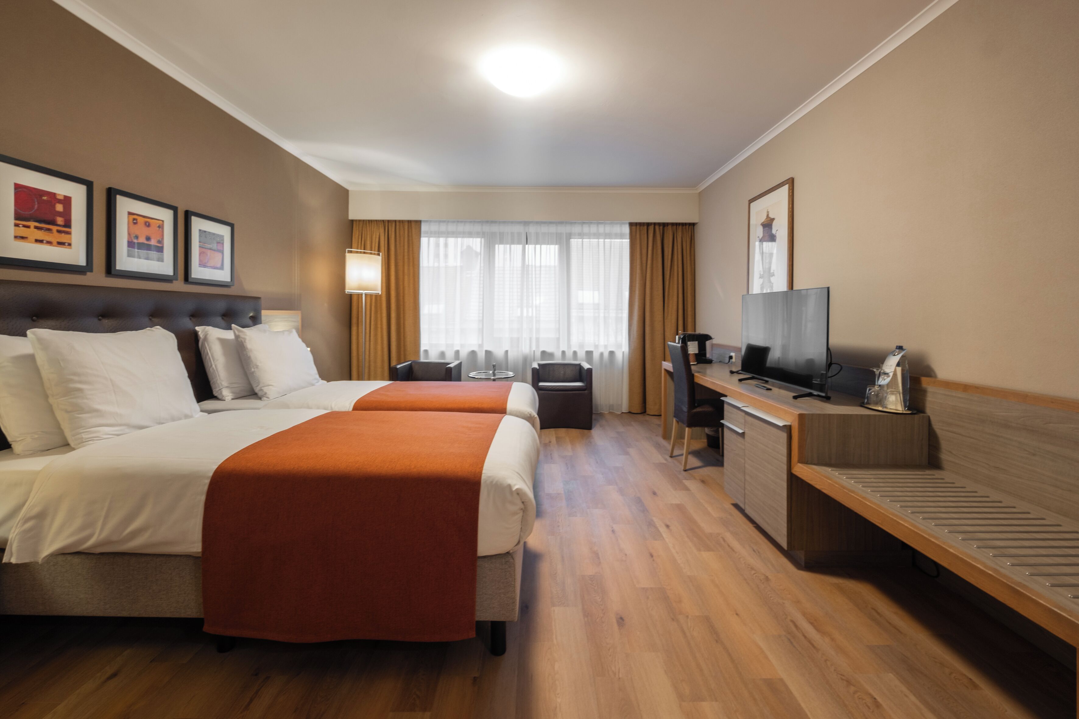 Superior twin room | Bathroom | Free toiletries, hair dryer, towels