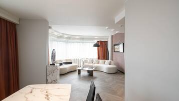 Deluxe-suite | Minibar, pengeskab på værelset, skrivebord, mørklægningsgardiner