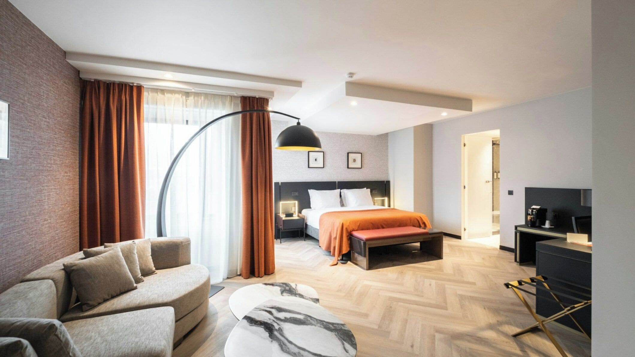 Een minibar, een kluis op de kamer, een bureau, verduisterende gordijnen