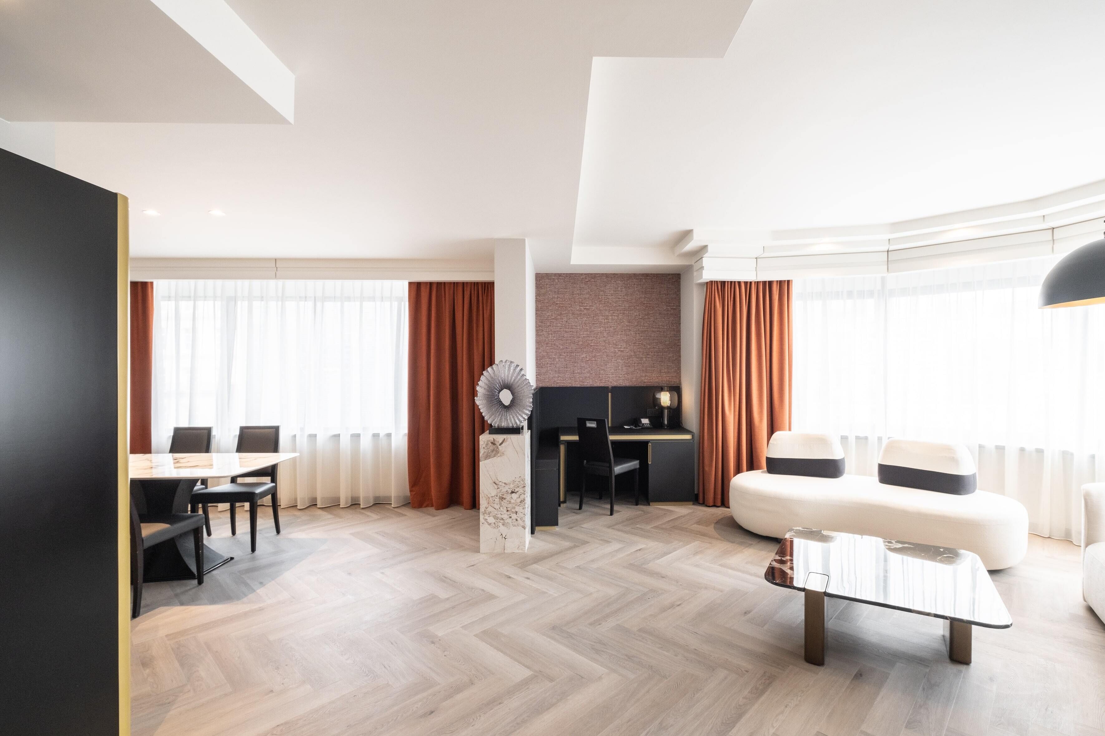 Deluxe Suite City View | Minibar, in-room safe, desk, blackout drapes