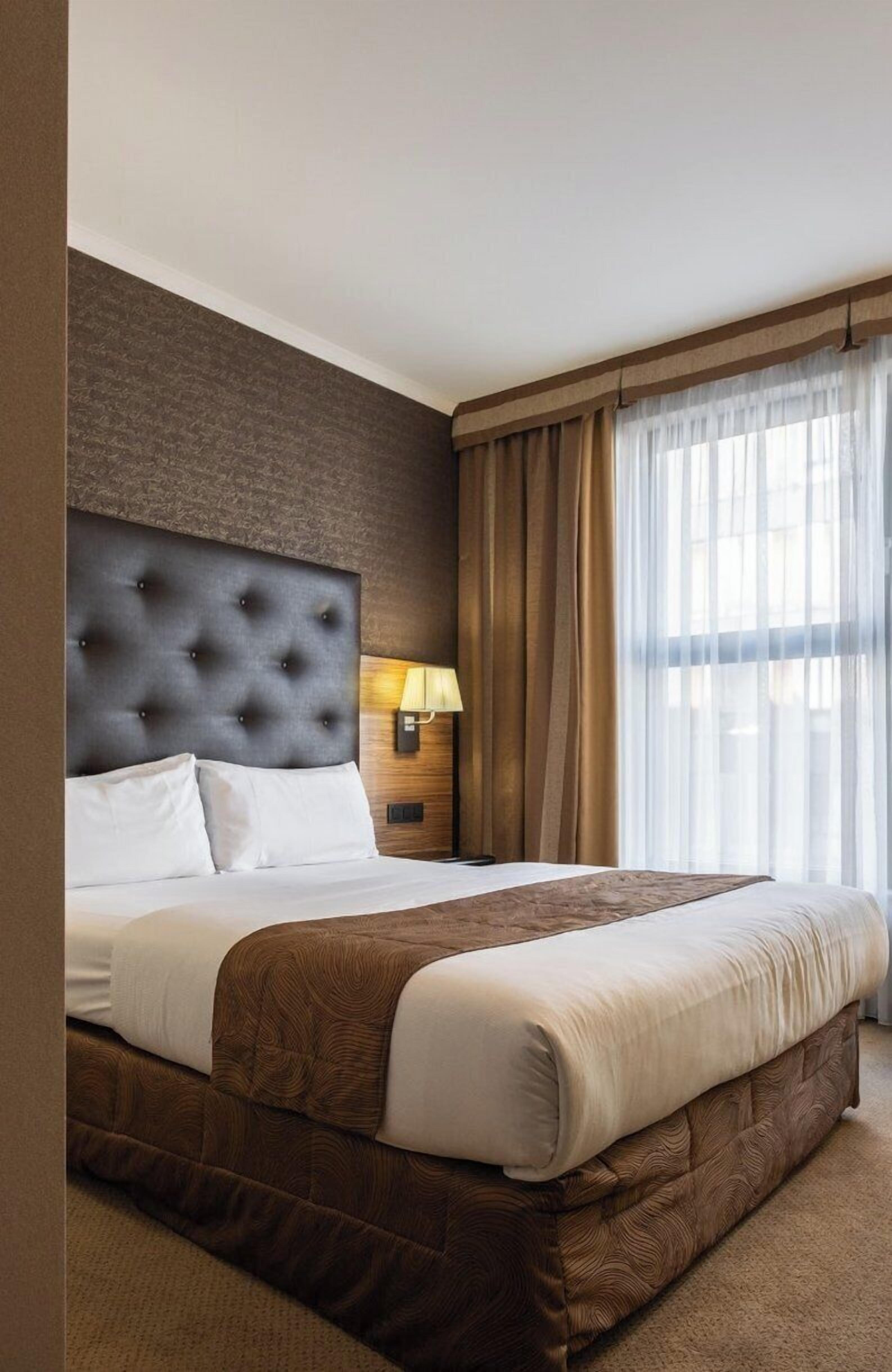 Minibar, caja de seguridad en la habitación y escritorio 