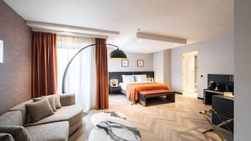 Familieværelse til 3 personer | Minibar, pengeskab på værelset, skrivebord, mørklægningsgardiner