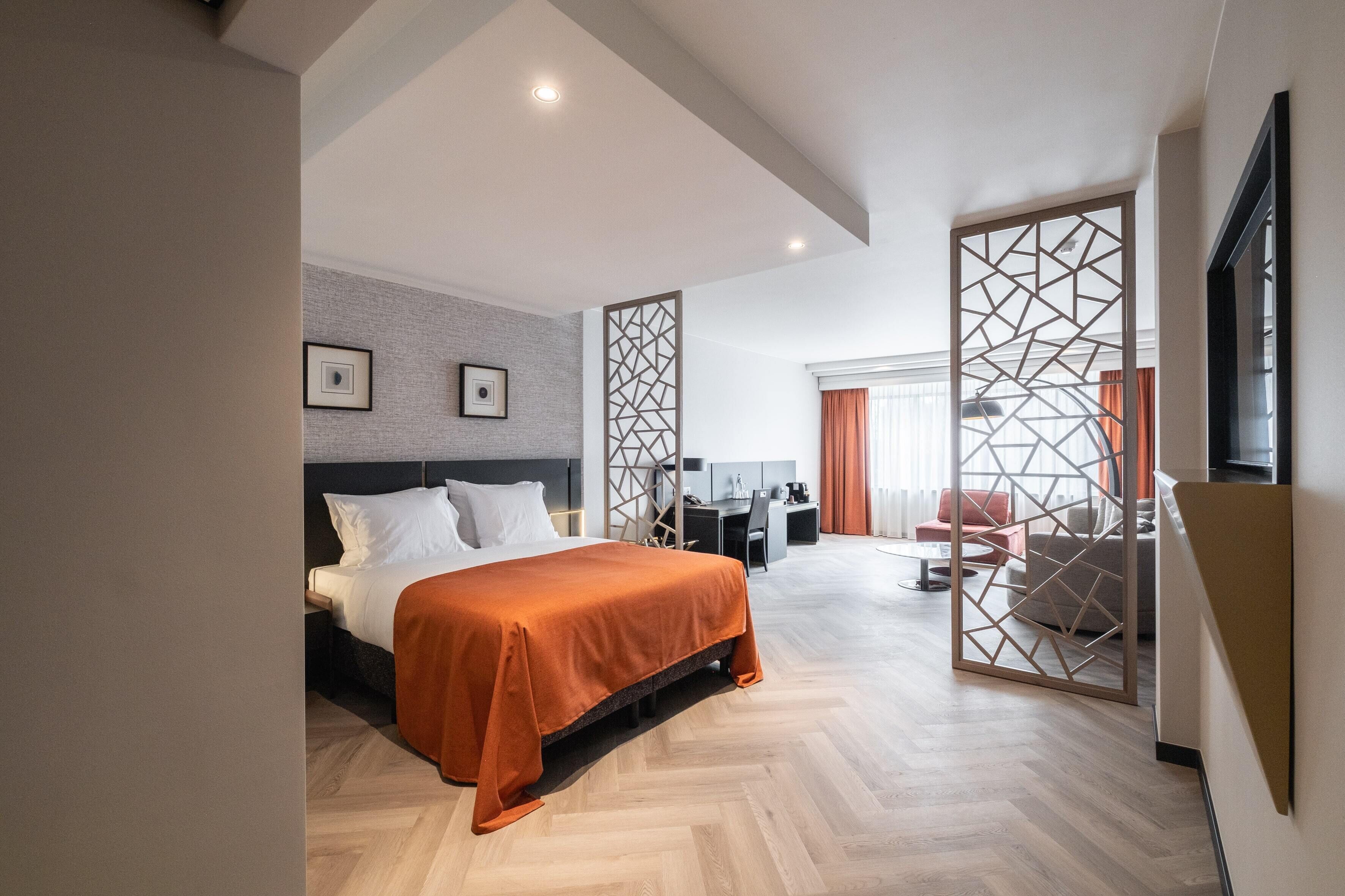 Junior Suite City view | Minibar, in-room safe, desk, blackout drapes