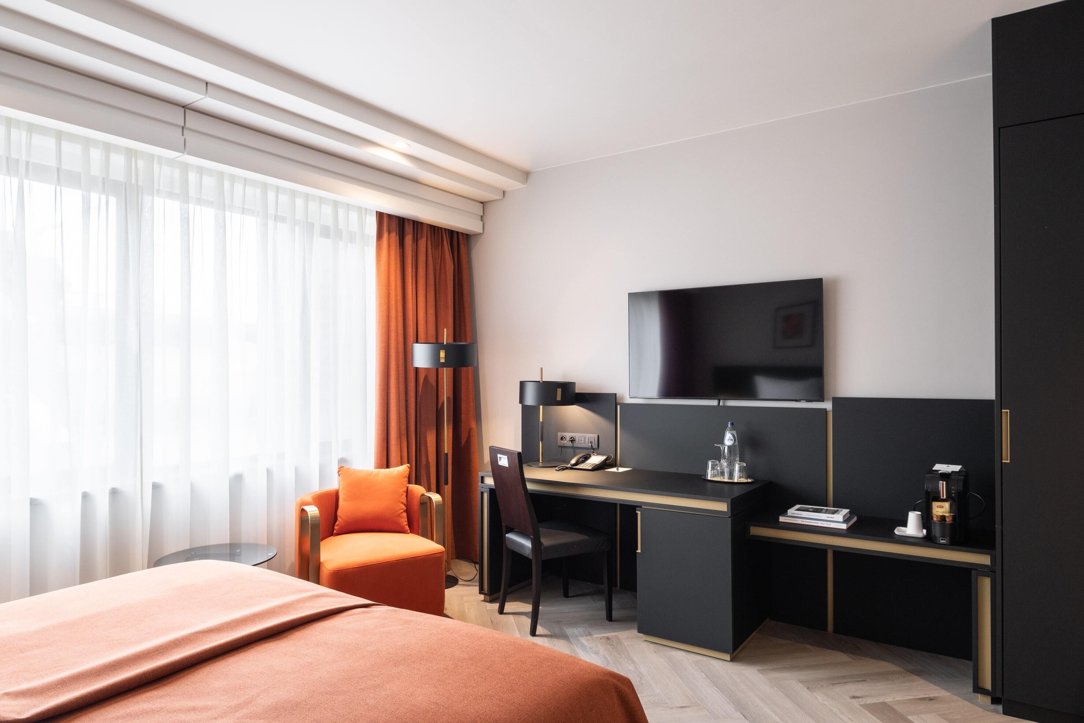 Superior twin room | Minibar, in-room safe, desk, blackout drapes