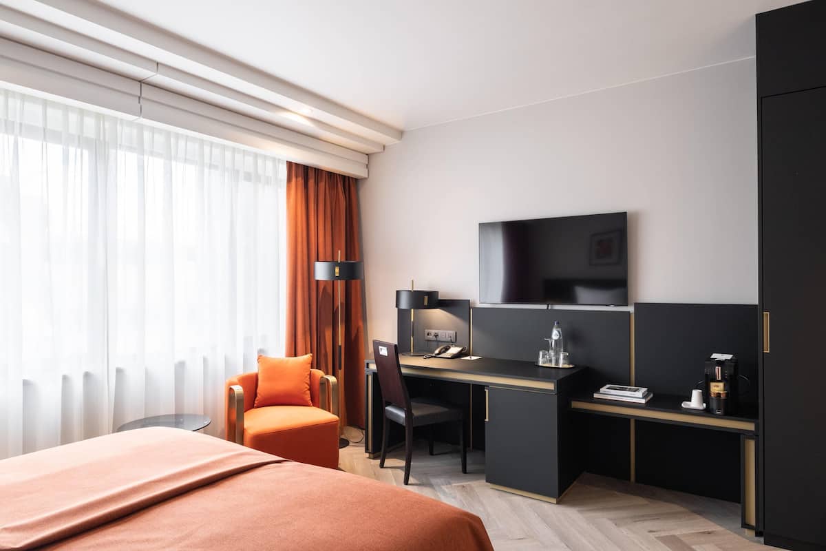 Habitación doble superior (Plus) | Minibar, caja de seguridad en la habitación y escritorio