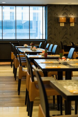 Desayuno buffet diario (EUR 25 por persona)