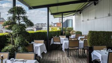 Serveert ontbijt, lunch, diner, Italiaanse gerechten