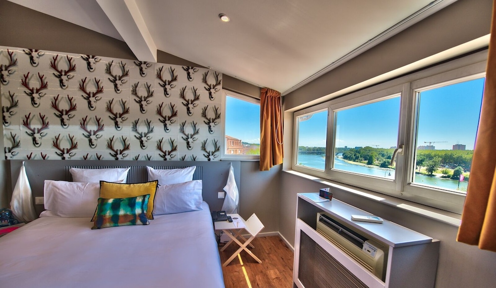 Hotel Des Beaux Arts by null