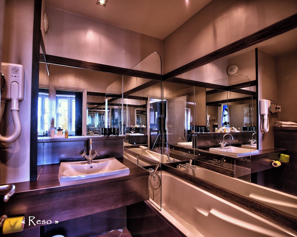 Hotel Des Beaux Arts by null