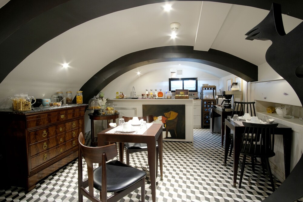 Hotel Des Beaux Arts by null