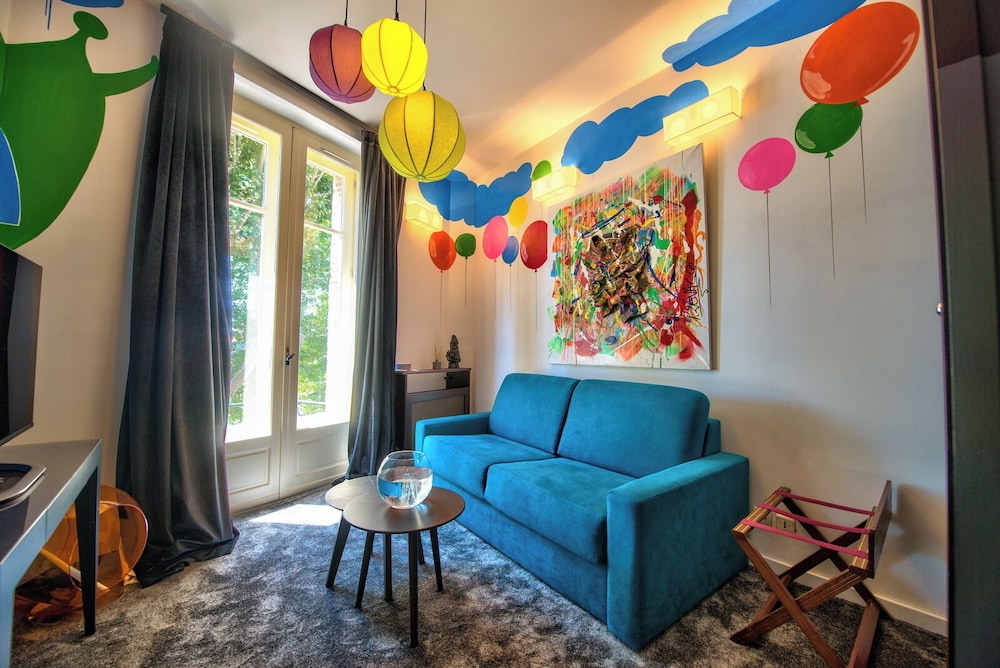 Hotel Des Beaux Arts by null