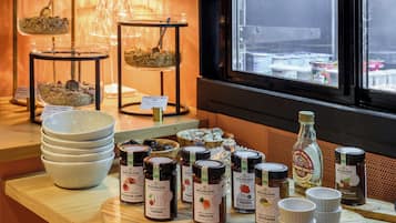 Una exhibición de tarros de miel Bioloklock y otros productos alimenticios sobre una encimera de madera.