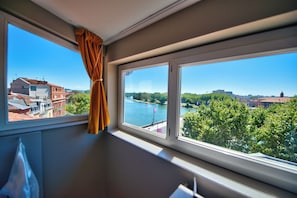 Panoramic-Doppelzimmer, Flussblick (Classic Room) | Hochwertige Bettwaren, Minibar, Zimmersafe, individuell dekoriert