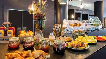 Tägliches Frühstücksbuffet (21 EUR pro Person)