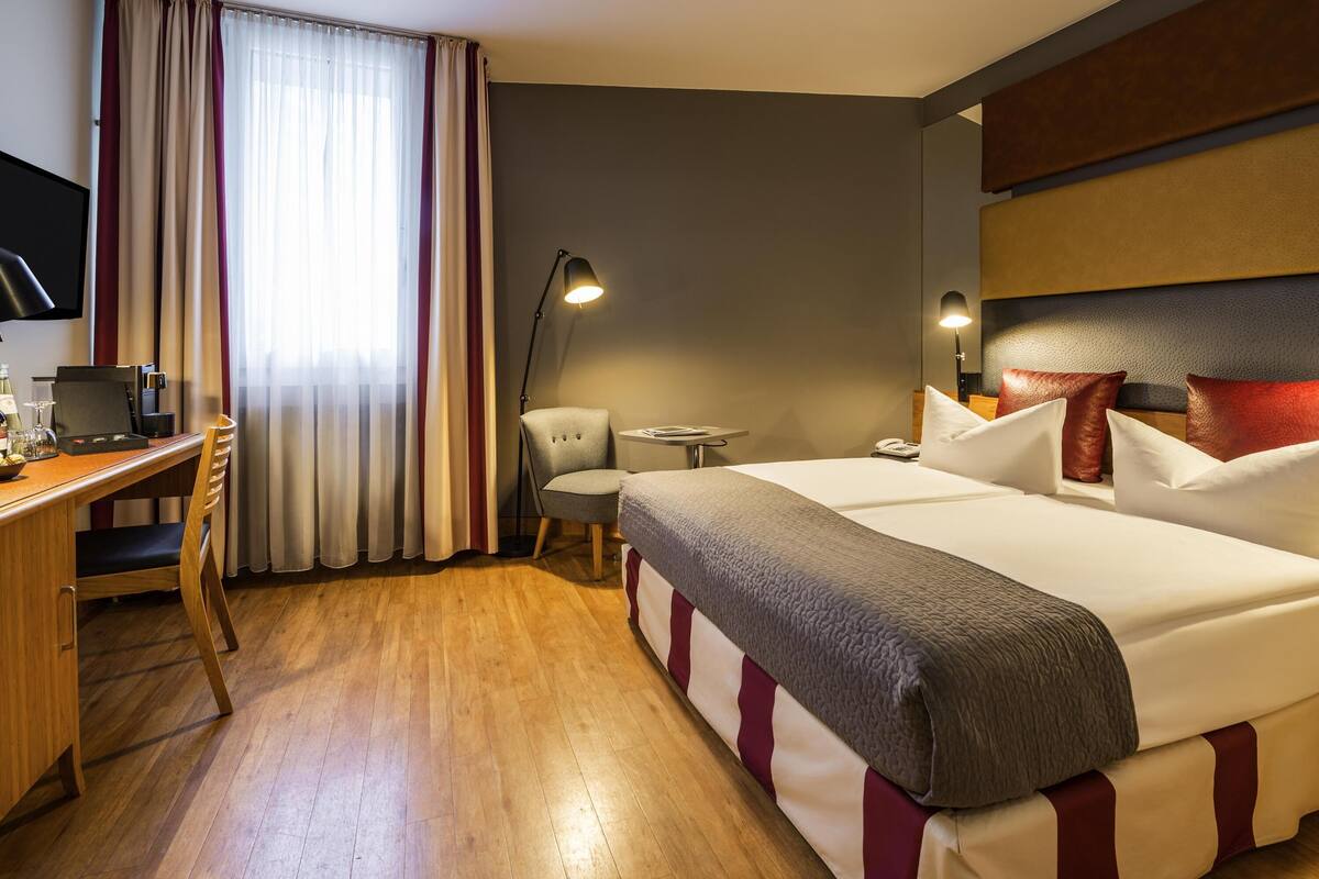 Superior Room, 1 Queen Bed | Premium bedding, pillowtop beds, in-room safe, desk
