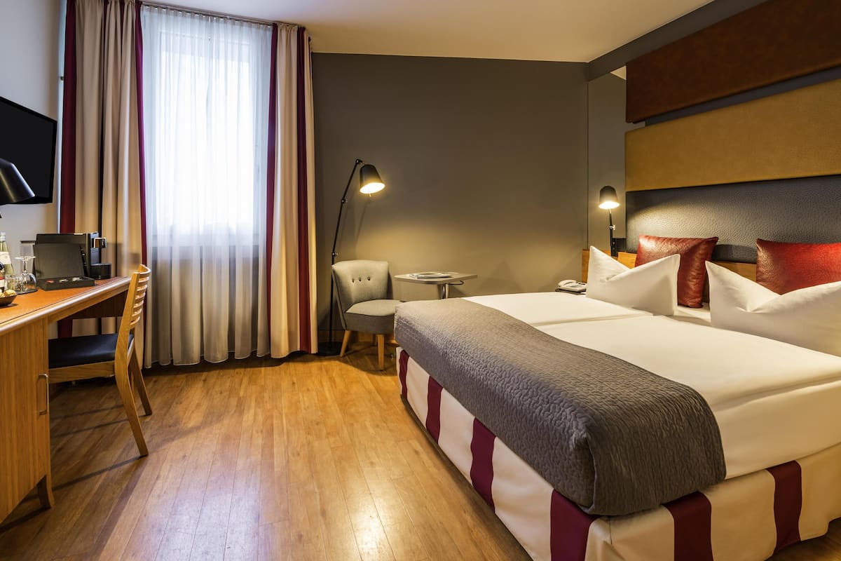 Rom – superior, 1 queensize-seng | Sengetøy av topp kvalitet, senger med overmadrass og safe på rommet