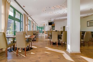 Daily buffet breakfast (EUR 17.5 per person) - Hotel Ambiente Langenhagen Hannover by Tulip Inn (Langenhagen)